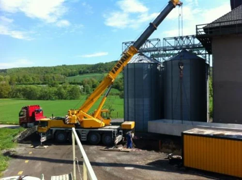Kranarbeiten am Fundament