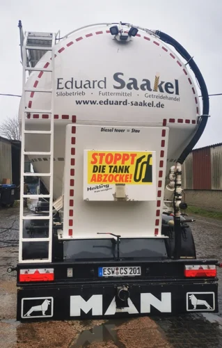 Silo-Lkw mit Firmenbeschriftung